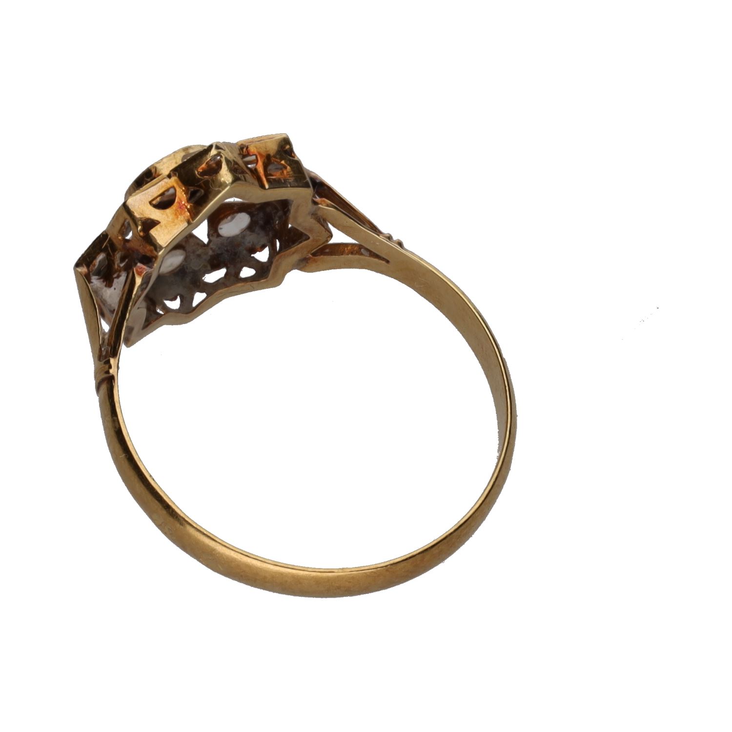 Sortija antigua en oro amarillo con diamantes. Talla 14.