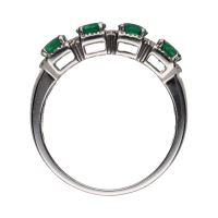 Sortija en oro blanco con esmeraldas y brillantes. Talla 14.