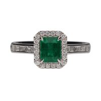 Sortija en oro blanco con esmeralda y brillantes. Talla 14.