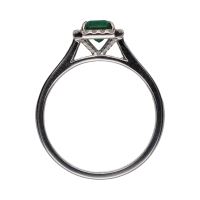 Sortija en oro blanco con esmeralda y brillantes. Talla 14.