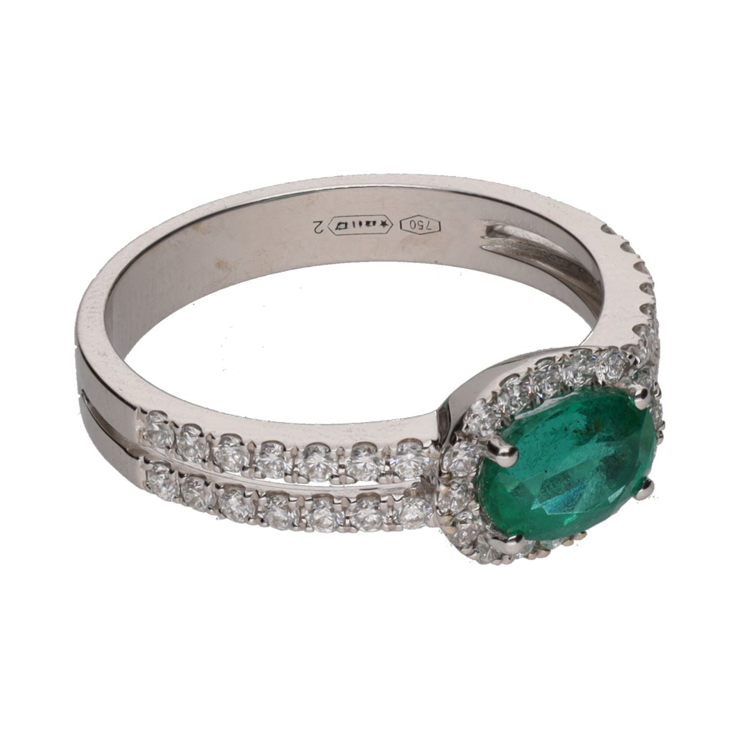 Sortija en oro blanco con esmeralda oval y brillantes. Talla 14.