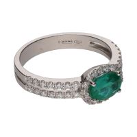 Sortija en oro blanco con esmeralda oval y brillantes. Talla 14.