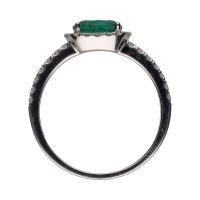 Sortija en oro blanco con esmeralda oval y brillantes. Talla 14.