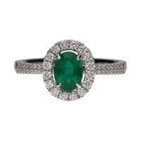 Sortija en oro blanco con esmeralda y orla de brillantes. Talla 14.