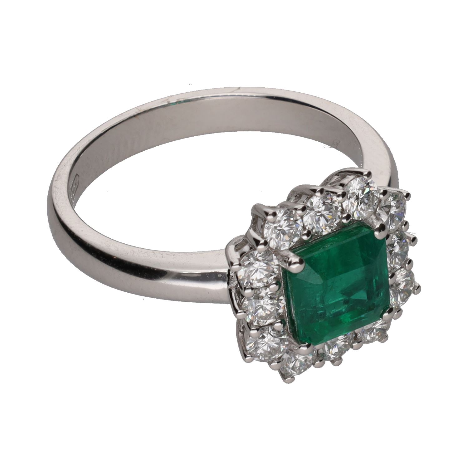 Sortija en oro blanco con esmeralda cuadrada y orla de brillantes . Talla 14.