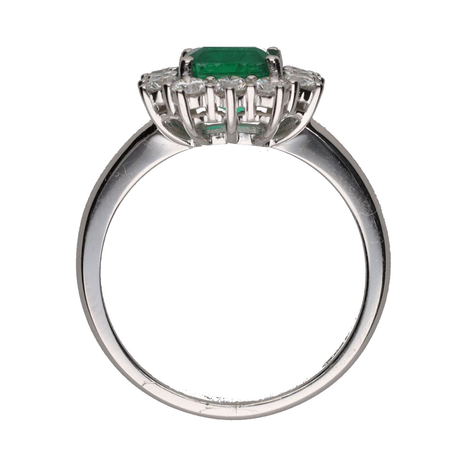 Sortija en oro blanco con esmeralda cuadrada y orla de brillantes . Talla 14.