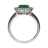 Sortija en oro blanco con esmeralda cuadrada y orla de brillantes . Talla 14.