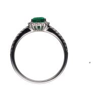 Sortija en oro blanco con esmeralda pera y brillantes. Talla 14.