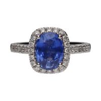 Sortija en oro blanco con un zafiro y brillantes. Talla 14.