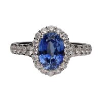 Sortija en oro blanco con un zafiro y brillantes. Talla 14.