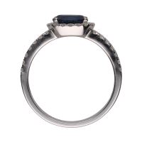 Sortija en oro blanco con un zafiro y brillantes. Talla 14.