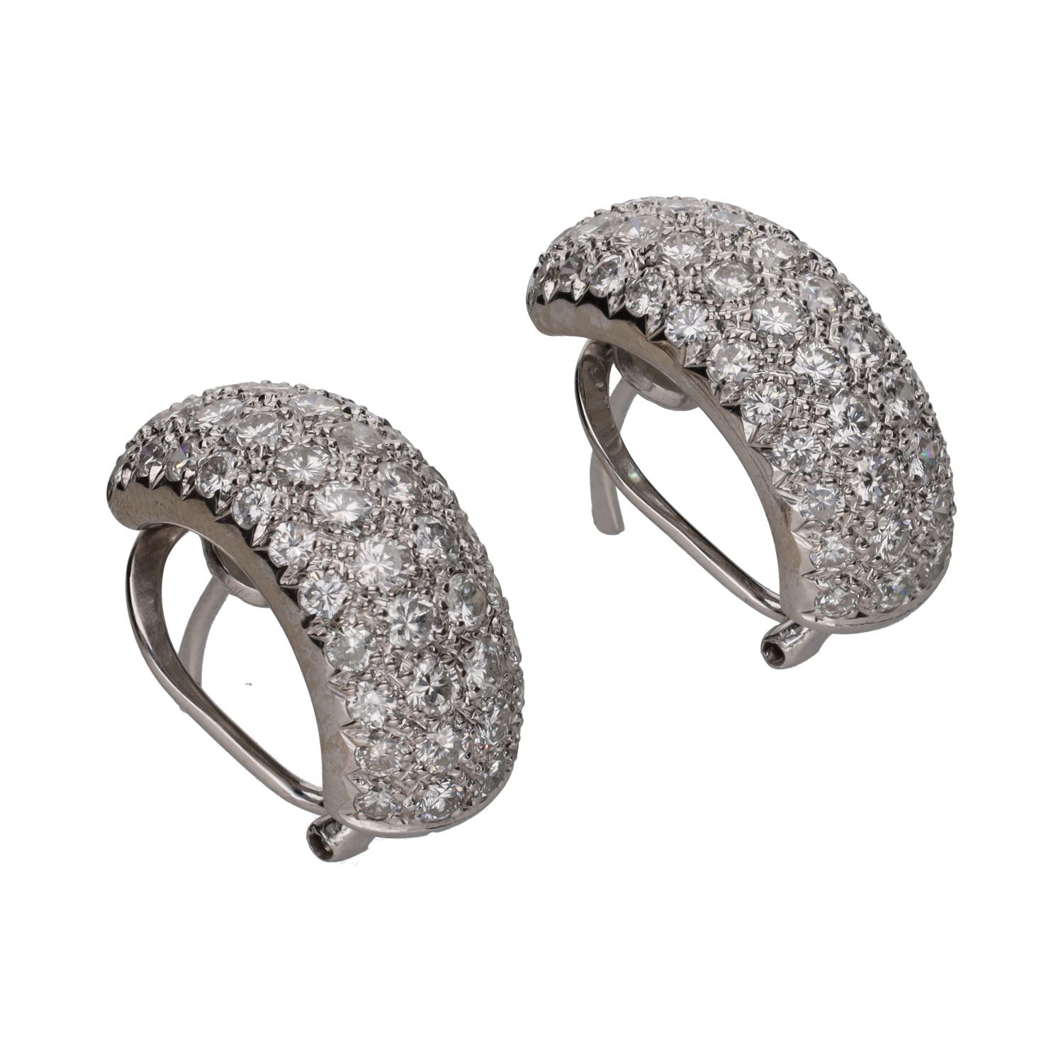 Pendientes en oro blanco con cuajado de brillantes.