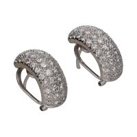 Pendientes en oro blanco con cuajado de brillantes.