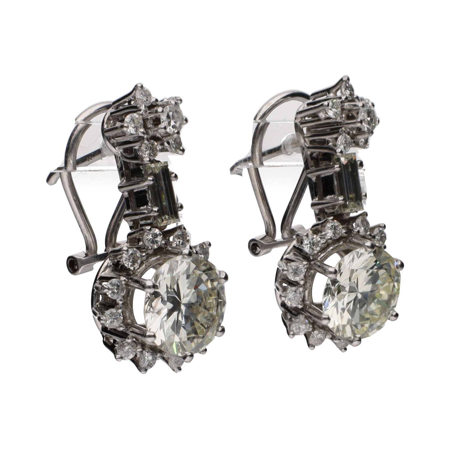 Pendientes en oro blanco con diamantes naturales.