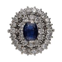 Sortija en oro blanco con zafiro y brillantes. Talla 14.