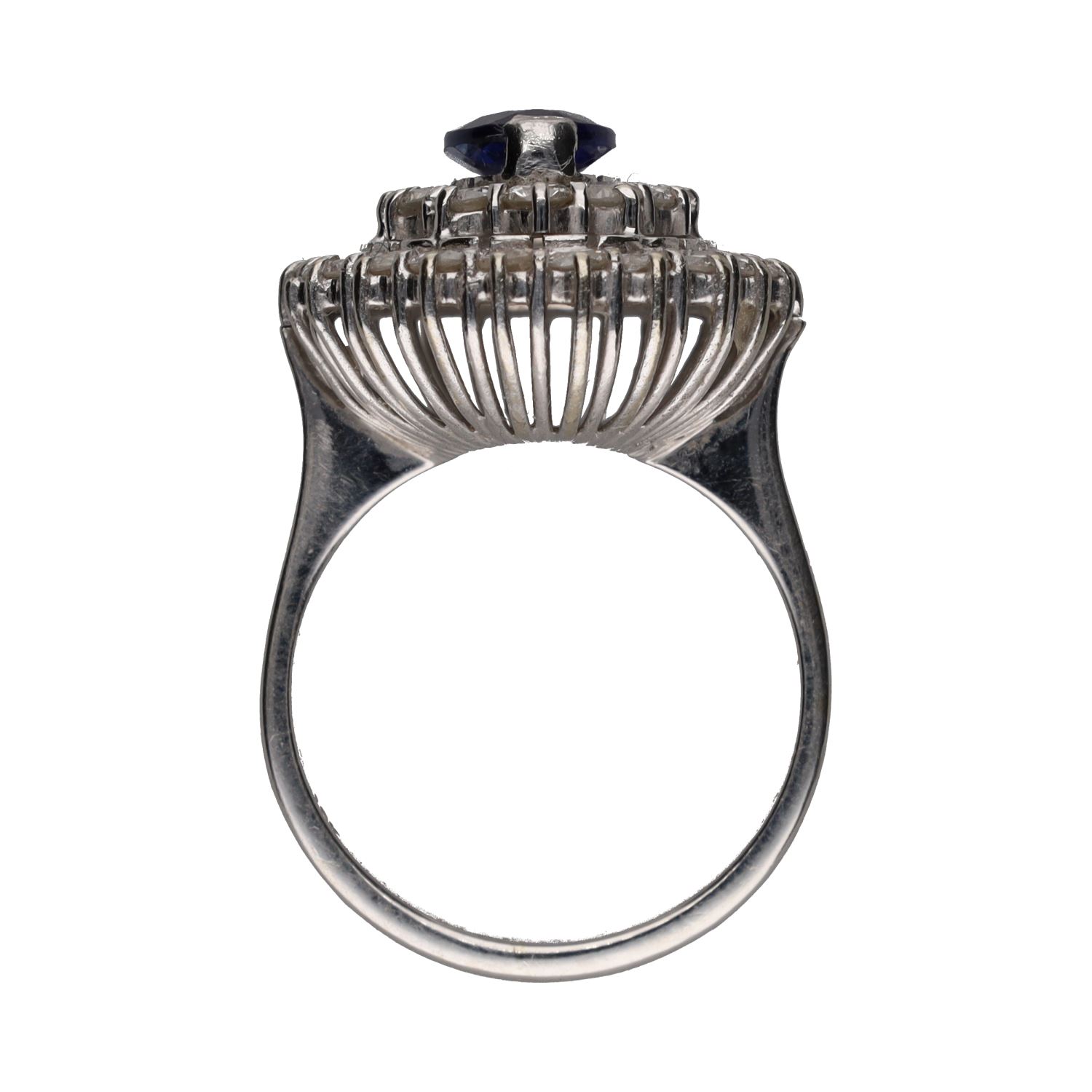 Sortija en oro blanco con zafiro y brillantes. Talla 14.