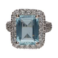 Sortija en oro blanco con aguamarina y brillantes. Talla 9.