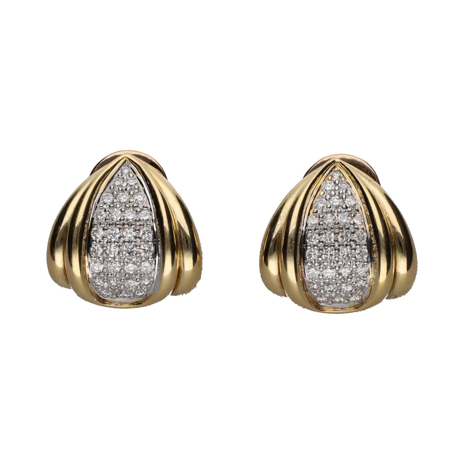 Pendientes en oro amarillo con cuajado de brillantes.