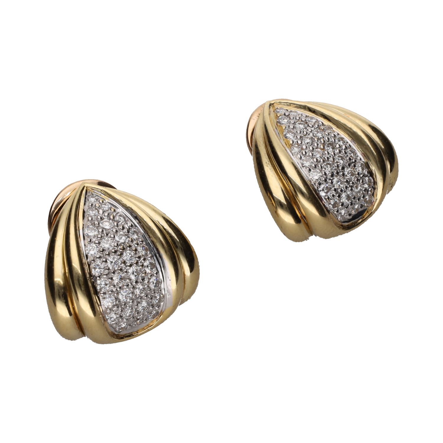 Pendientes en oro amarillo con cuajado de brillantes.