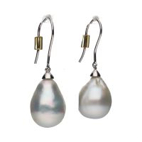 Pendientes de perlas australianas montados en oro blanco.