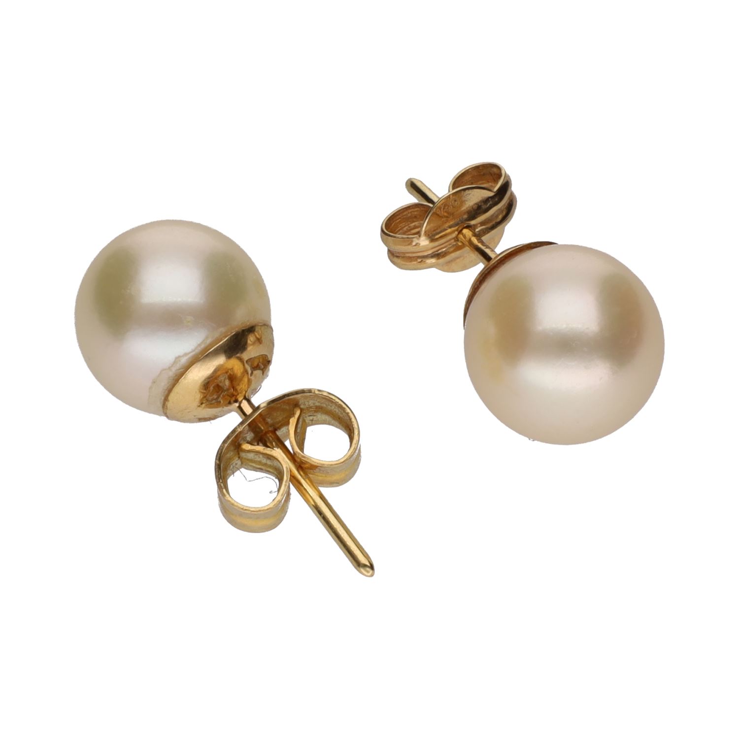 Pendientes de perlas montadas en oro amarillo.