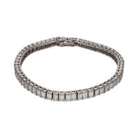 Pulsera riviere en oro blanco con diamantes talla esmeralda.