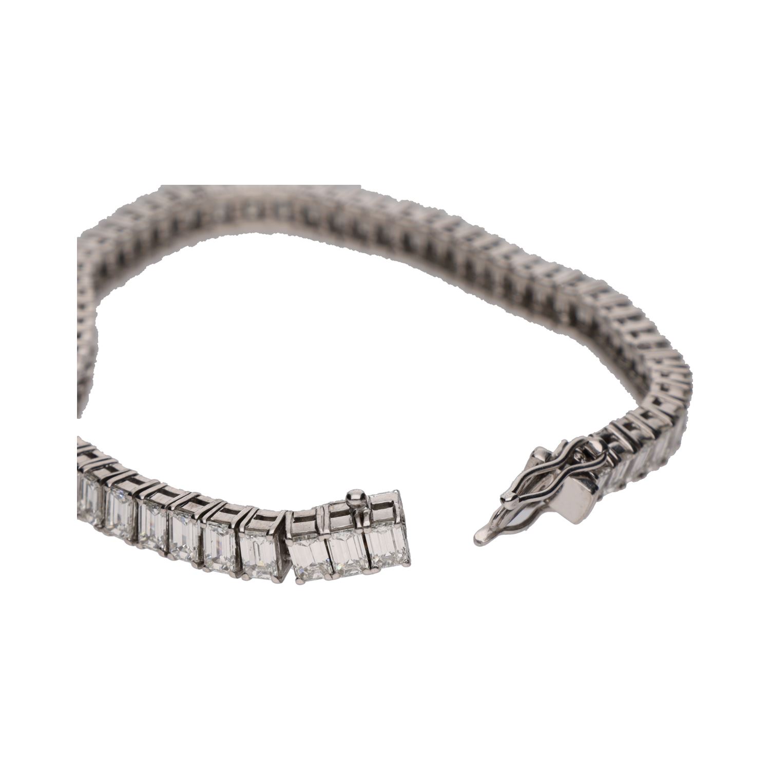 Pulsera riviere en oro blanco con diamantes talla esmeralda.