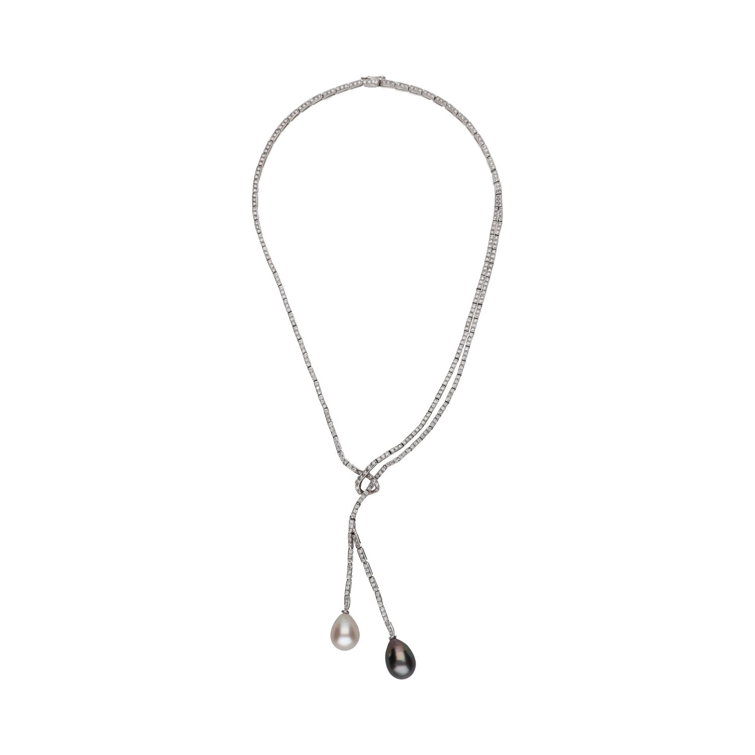 Collar en oro blanco con perlas y brillantes.