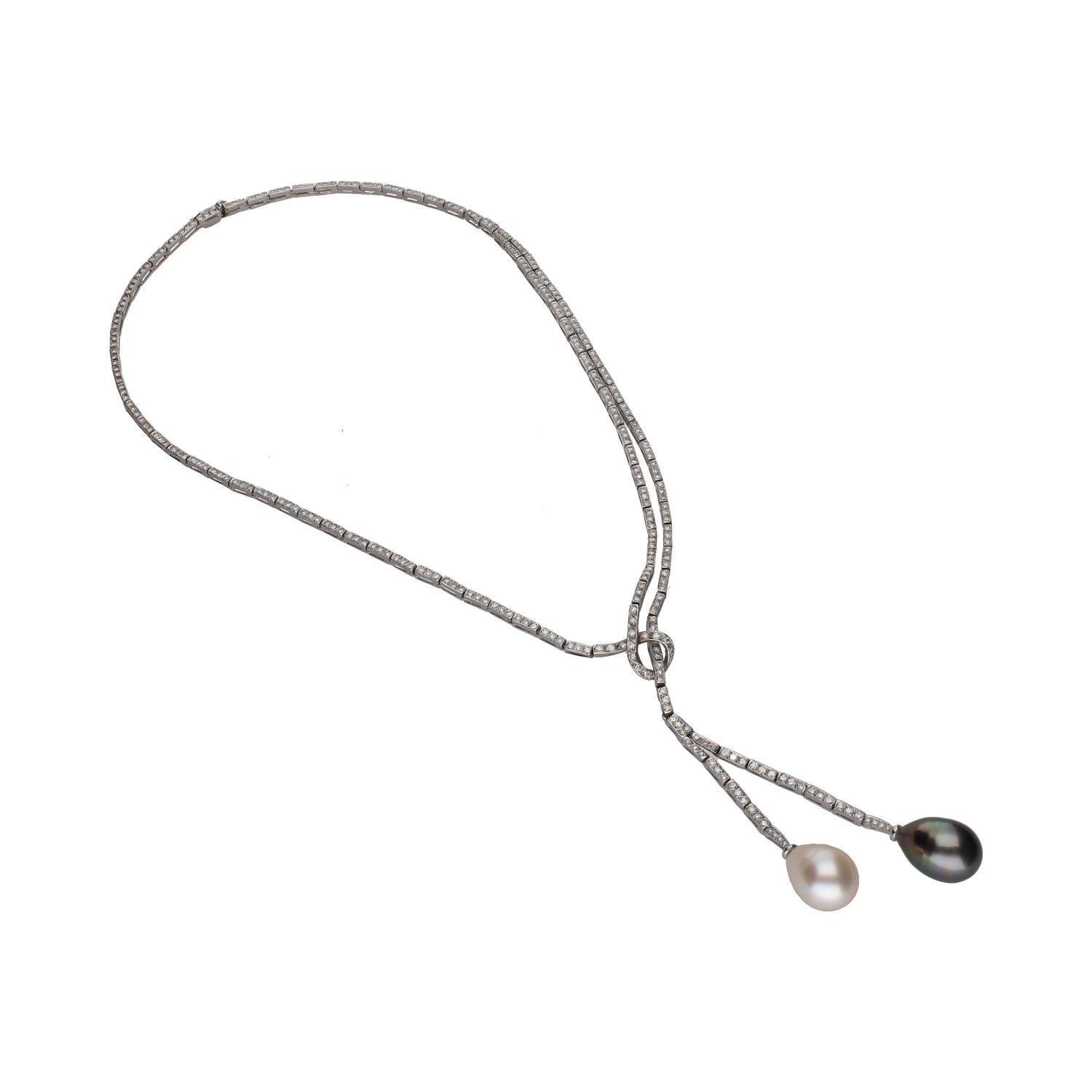 Collar en oro blanco con perlas y brillantes.