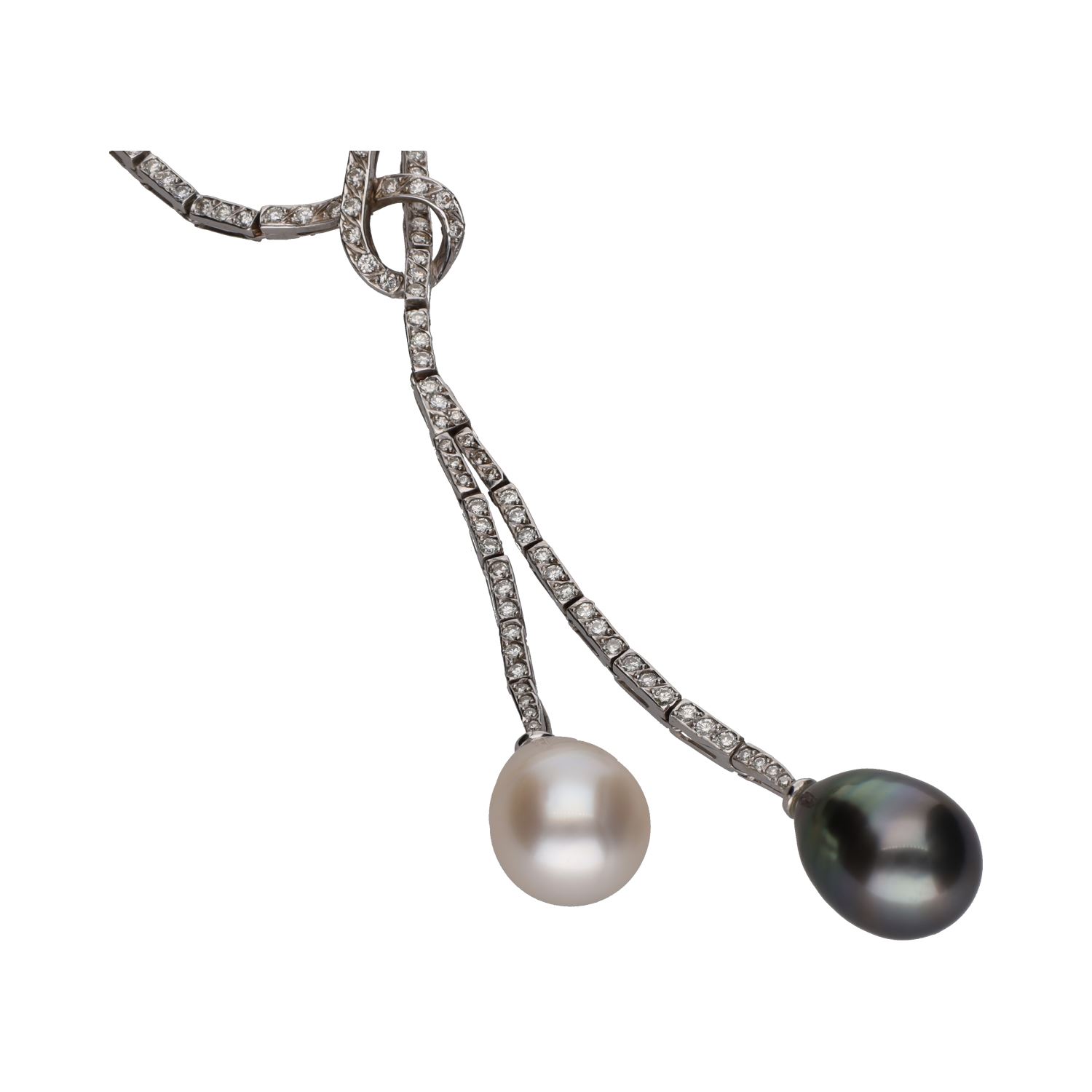 Collar en oro blanco con perlas y brillantes.