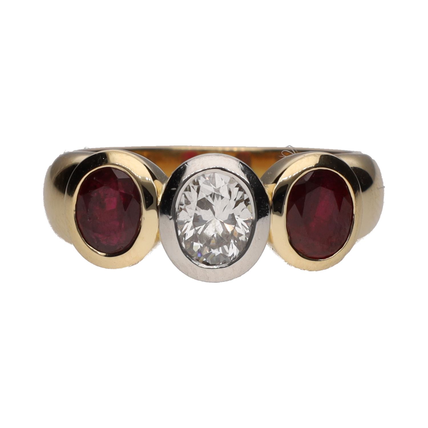 Sortija en oro amarillo con rubíes y un diamante. Talla 16.