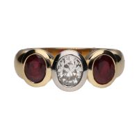 Sortija en oro amarillo con rubíes y un diamante. Talla 16.