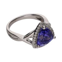 Sortija en oro blanco con amatista y brillantes. Talla 10.