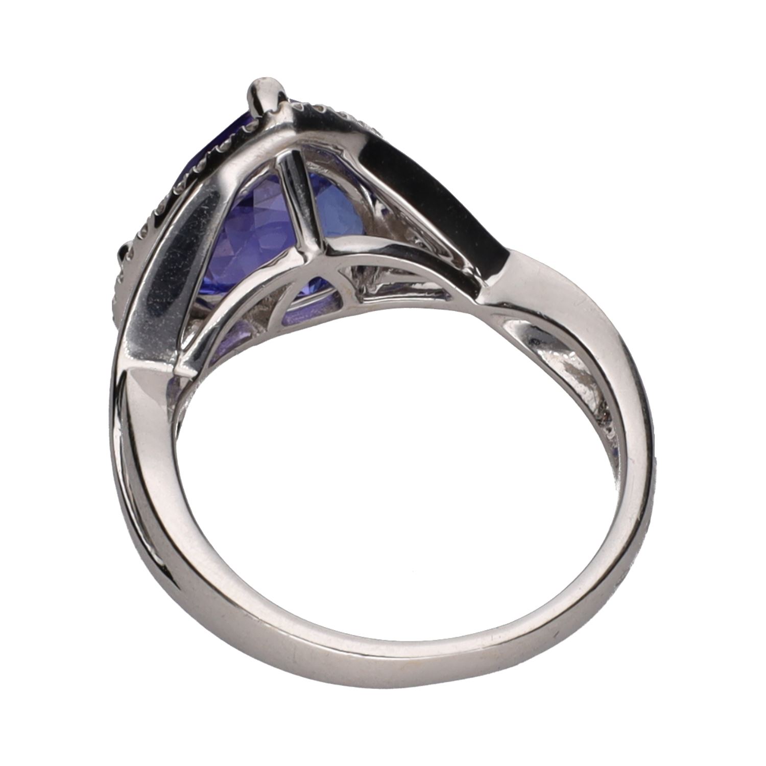 Sortija en oro blanco con amatista y brillantes. Talla 10.