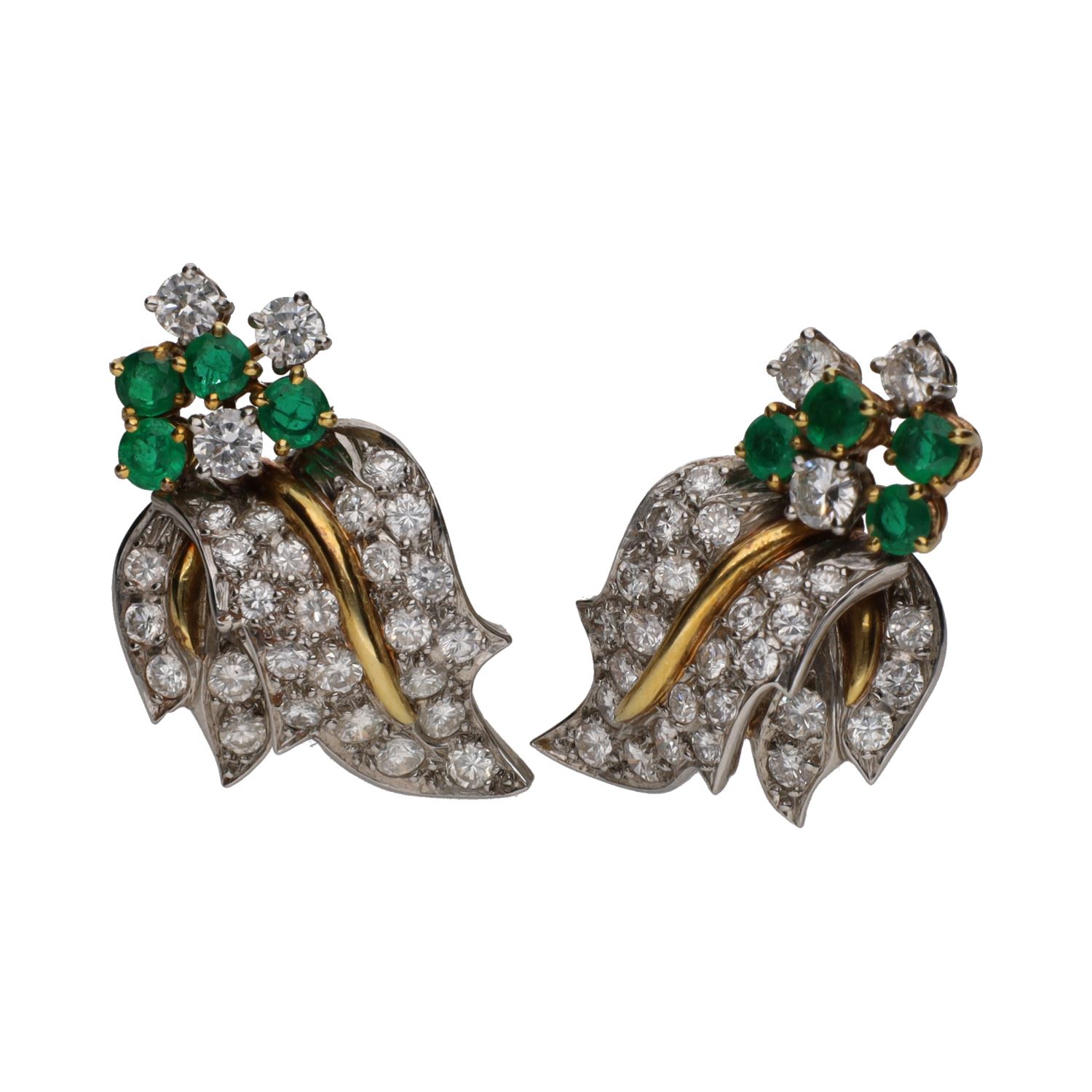 Pendientes en oro amarillo y oro blanco con esmeraldas y brillantes.