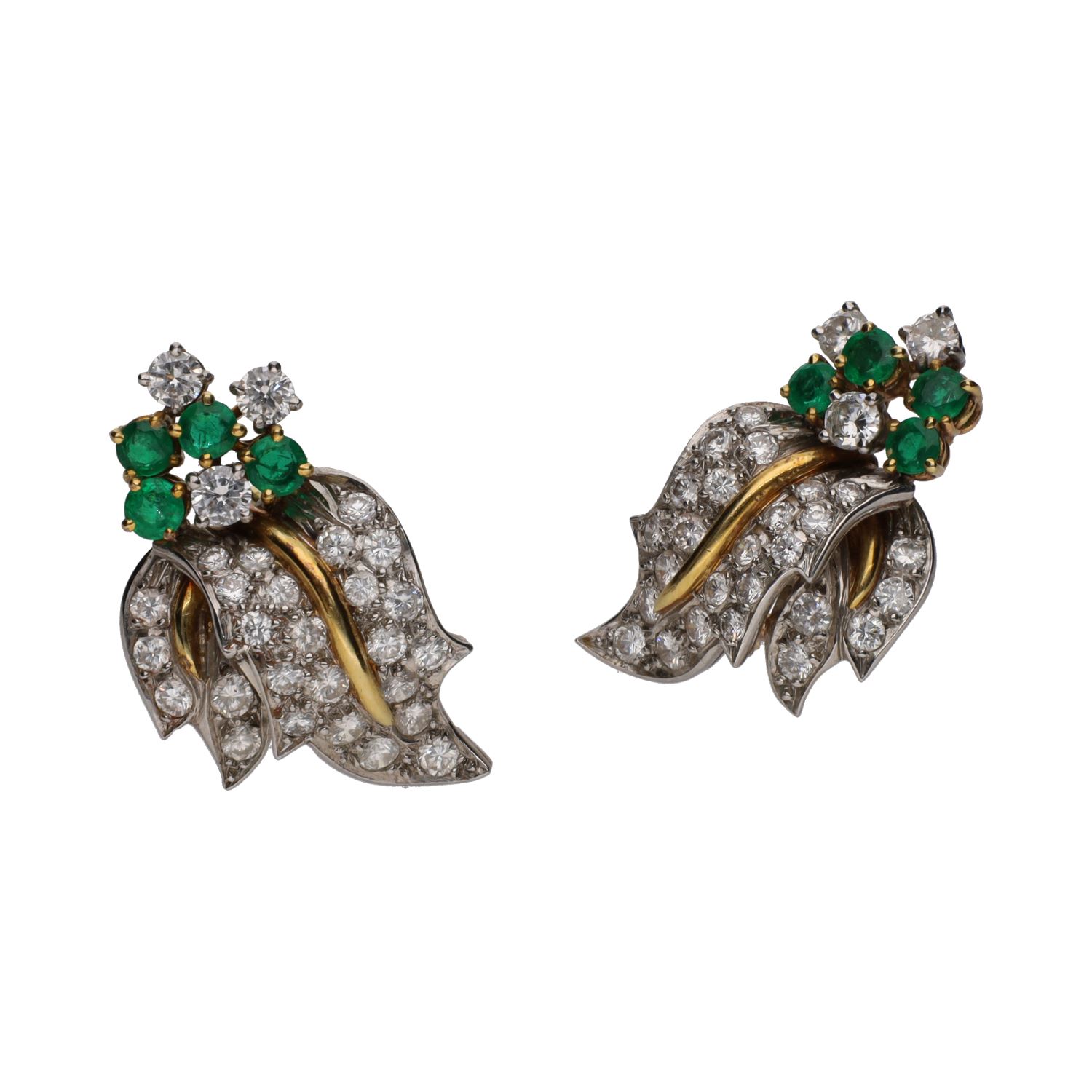 Pendientes en oro amarillo y oro blanco con esmeraldas y brillantes.