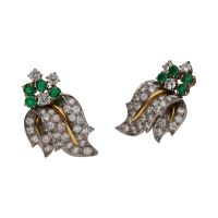 Pendientes en oro amarillo y oro blanco con esmeraldas y brillantes.