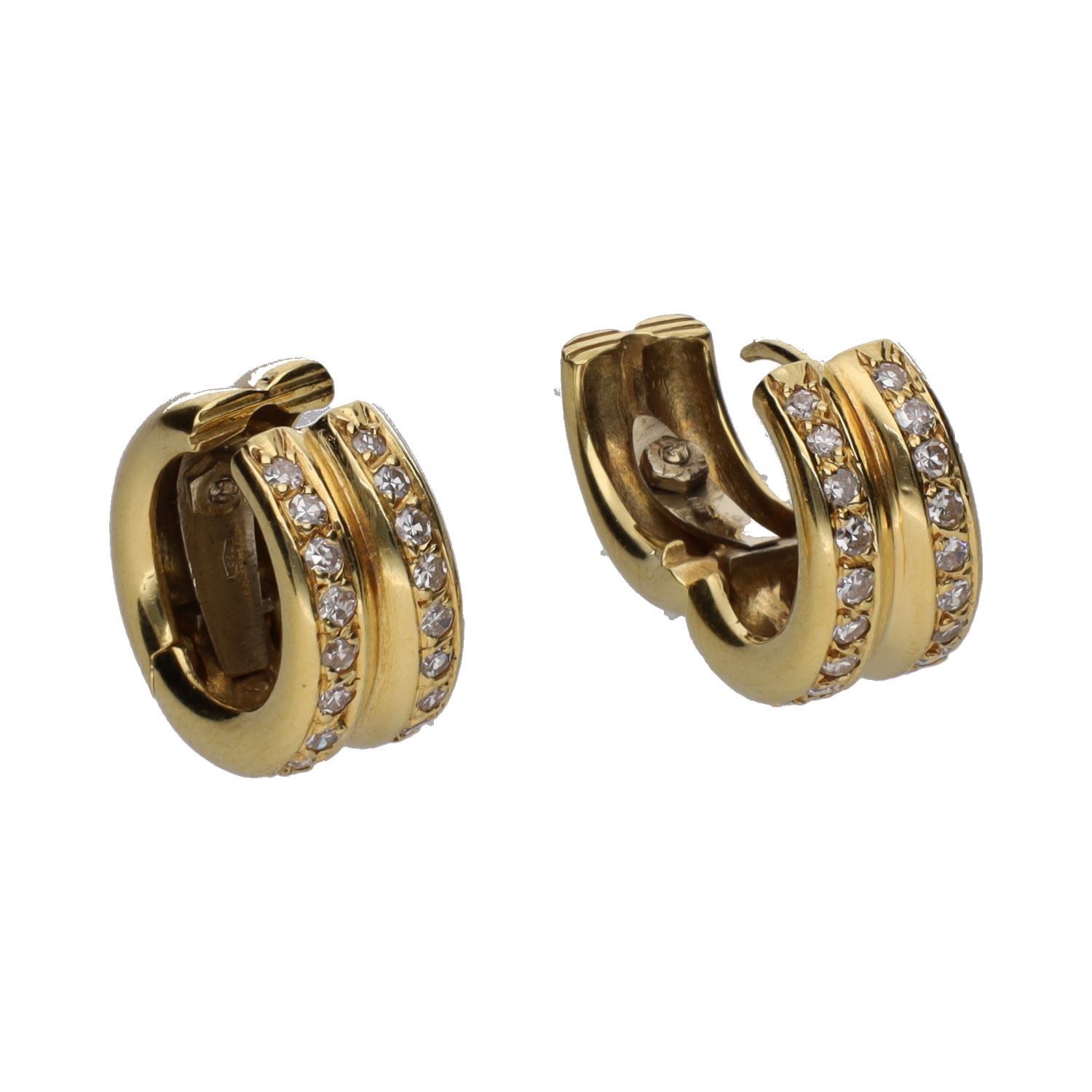 Pendientes tipo argollas en oro amarillo con brillantes.