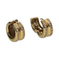 Pendientes tipo argollas en oro amarillo con brillantes.