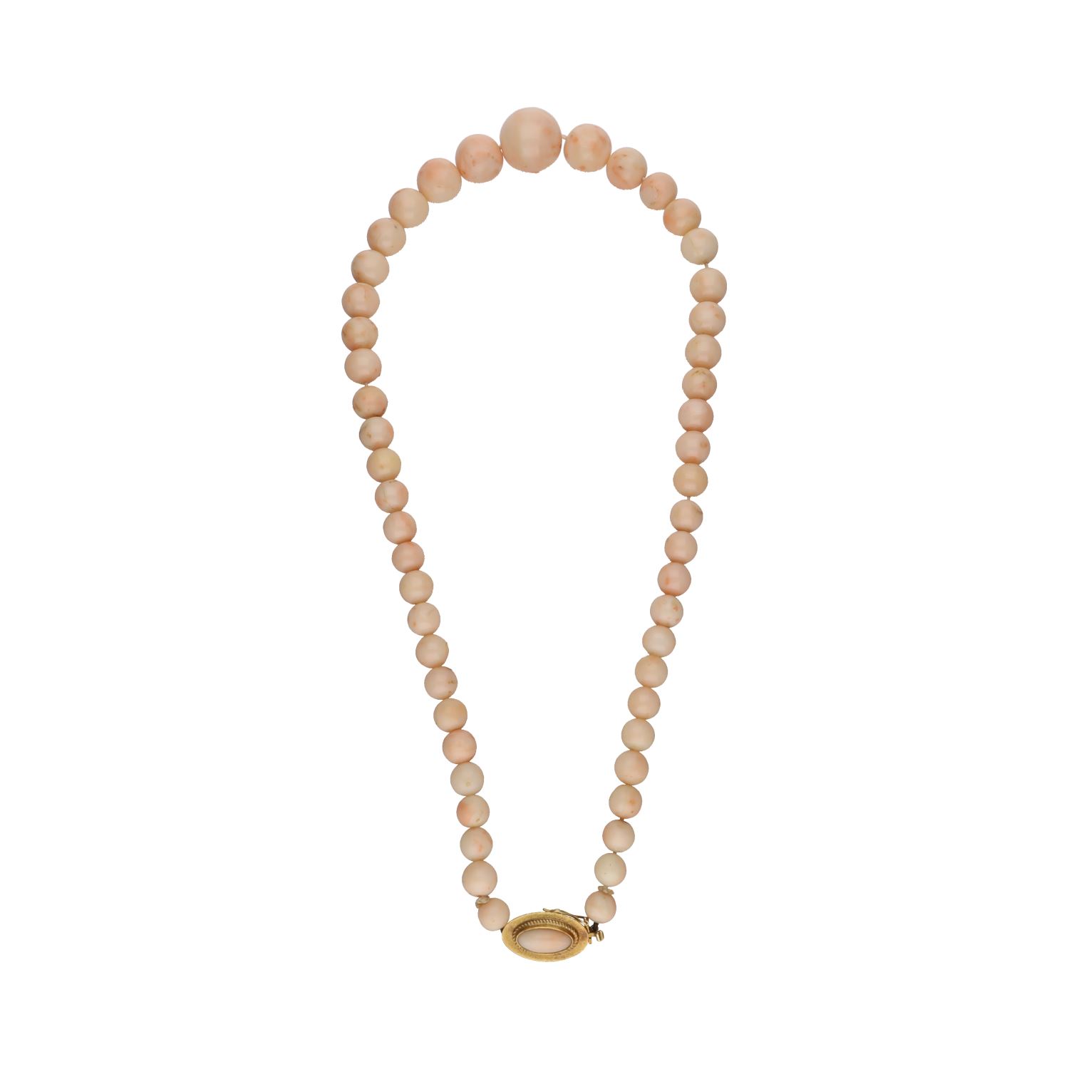 Collar de coral con el cierre en oro amarillo.