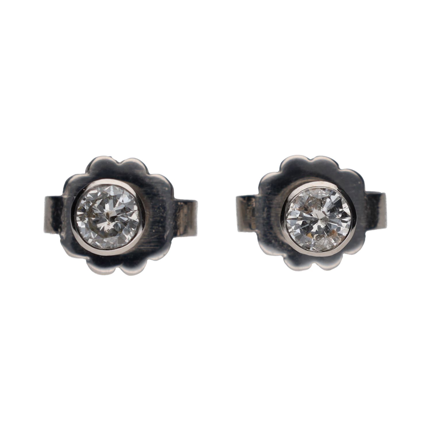 Pendientes en oro blanco con brillantes en chatón.