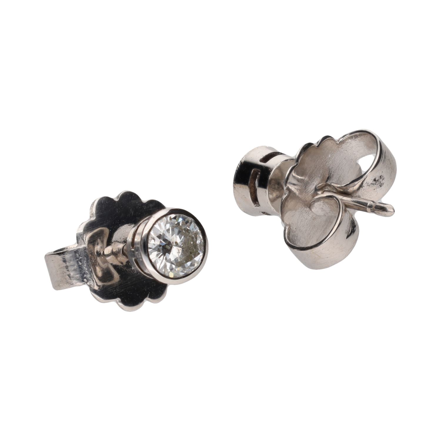 Pendientes en oro blanco con brillantes en chatón.