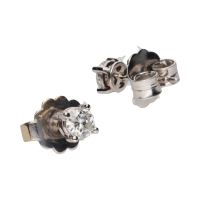 Pendientes en oro blanco con brillantes en garras.