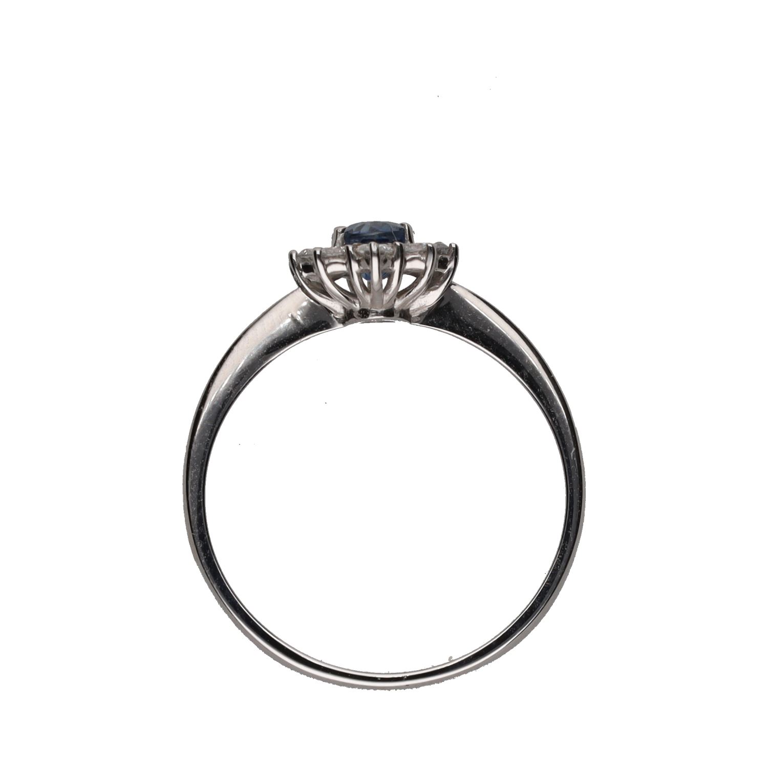 Sortija en oro blanco con zafiro y orla de brillantes. Talla 13.