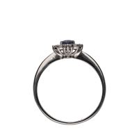 Sortija en oro blanco con zafiro y orla de brillantes. Talla 13.