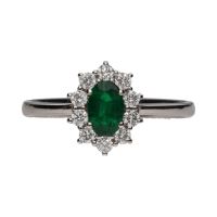 Sortija en oro blanco con esmeralda y orla de brillantes. Talla 14.