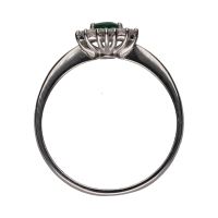 Sortija en oro blanco con esmeralda y orla de brillantes. Talla 14.