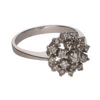 Sortija en oro blanco con brillantes. Talla 17.