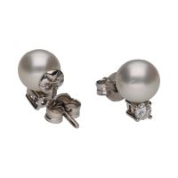 Pendientes tu y yo realizados en oro blanco con perlas y brillantes.