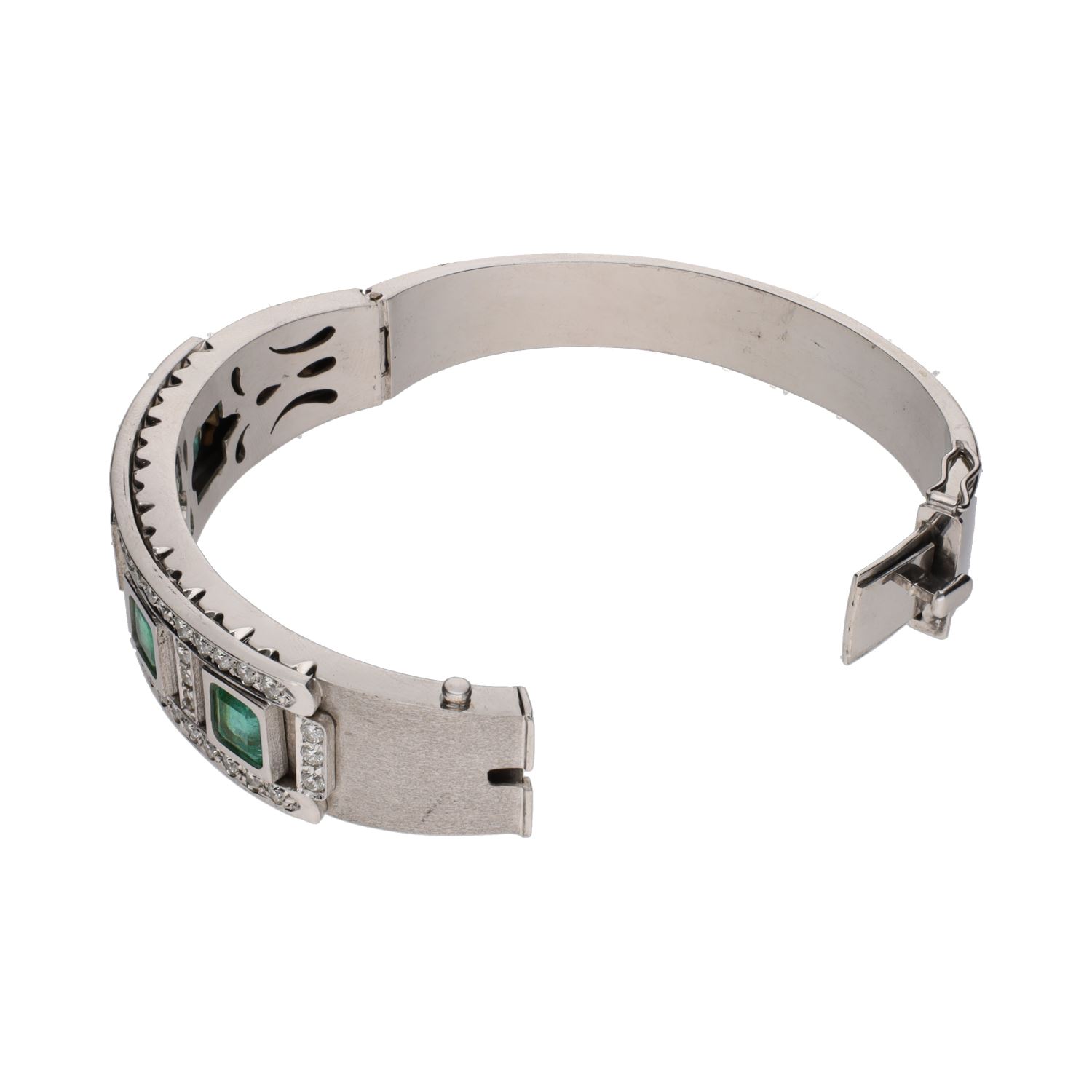 Pulsera rígida en oro blanco con esmeraldas y brillantes.